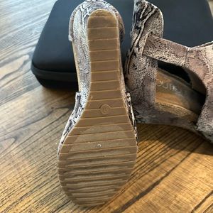 Size 9 Boutique by corkys wedge
